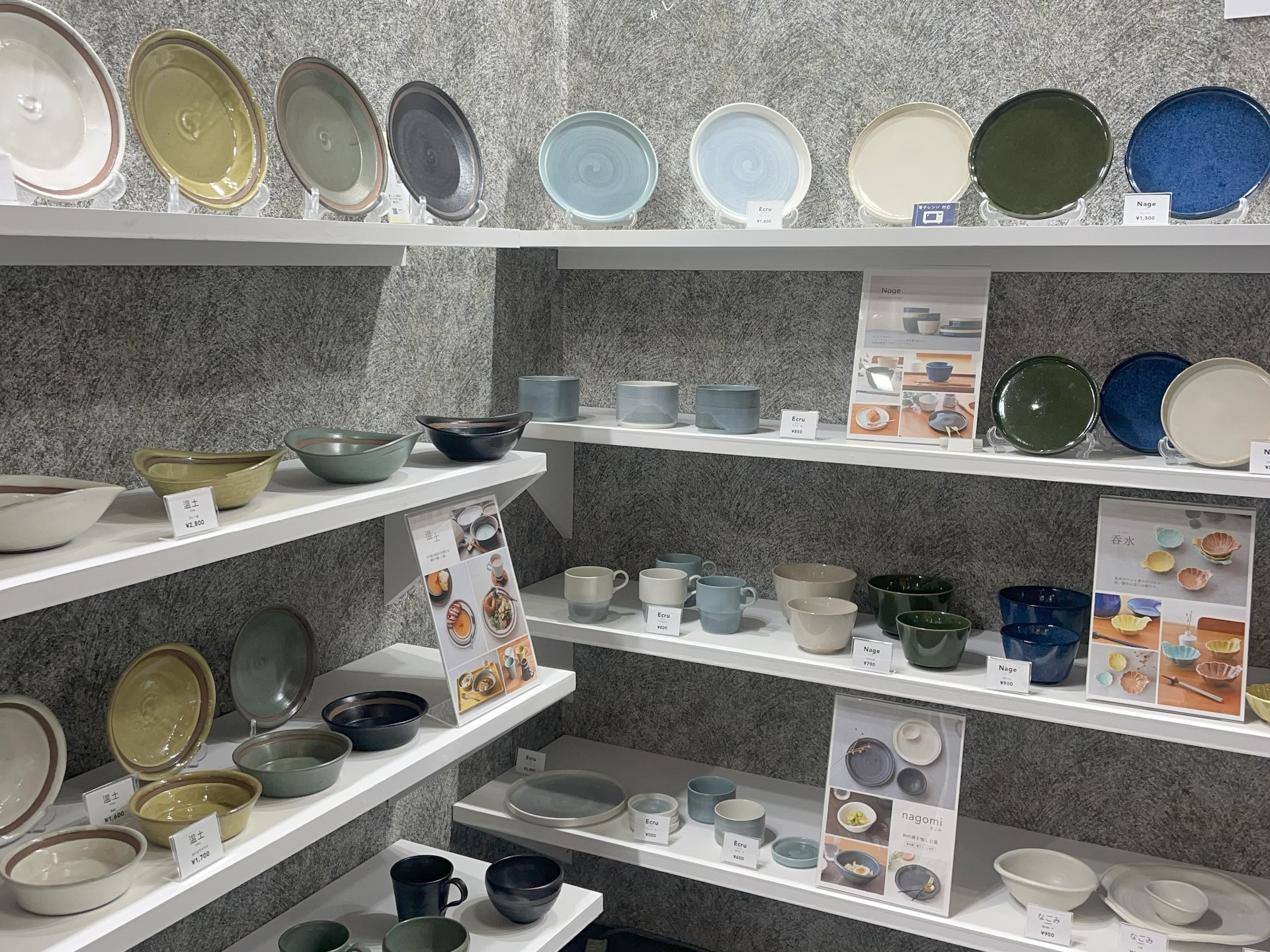 スタッキングしやすくてシンプルデザインが魅力！「見谷陶器」が人気の「ECRU（エクリュ）シリーズ」を展示