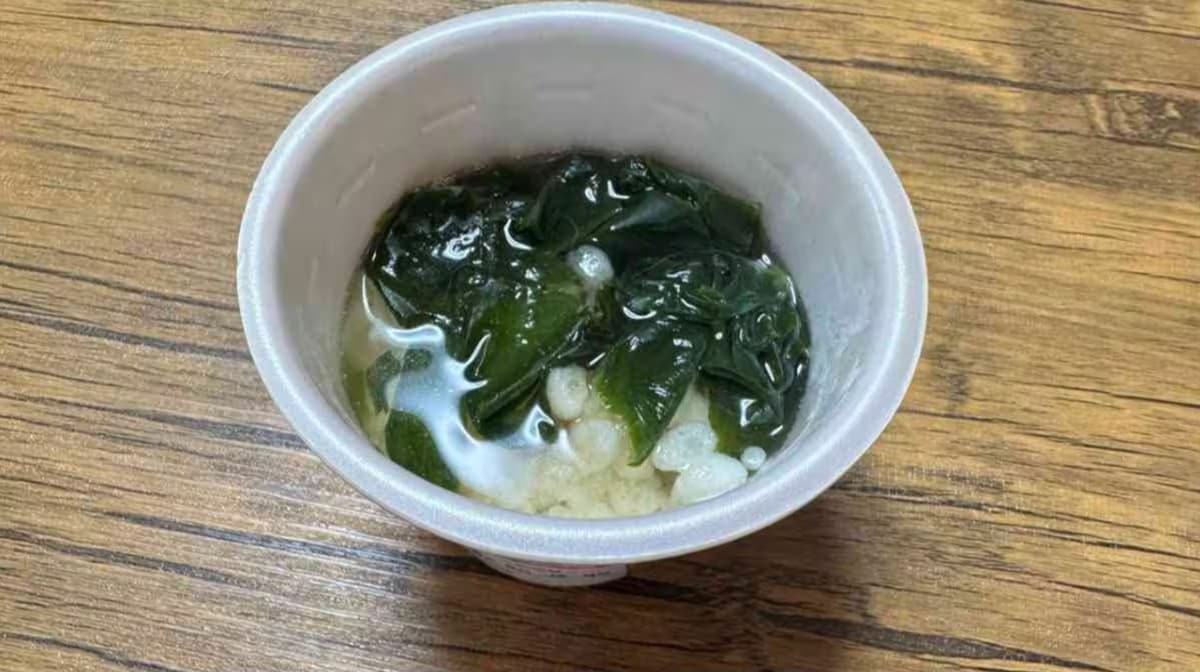 「ミニわかめうどん」に出汁とお湯を注いで完成