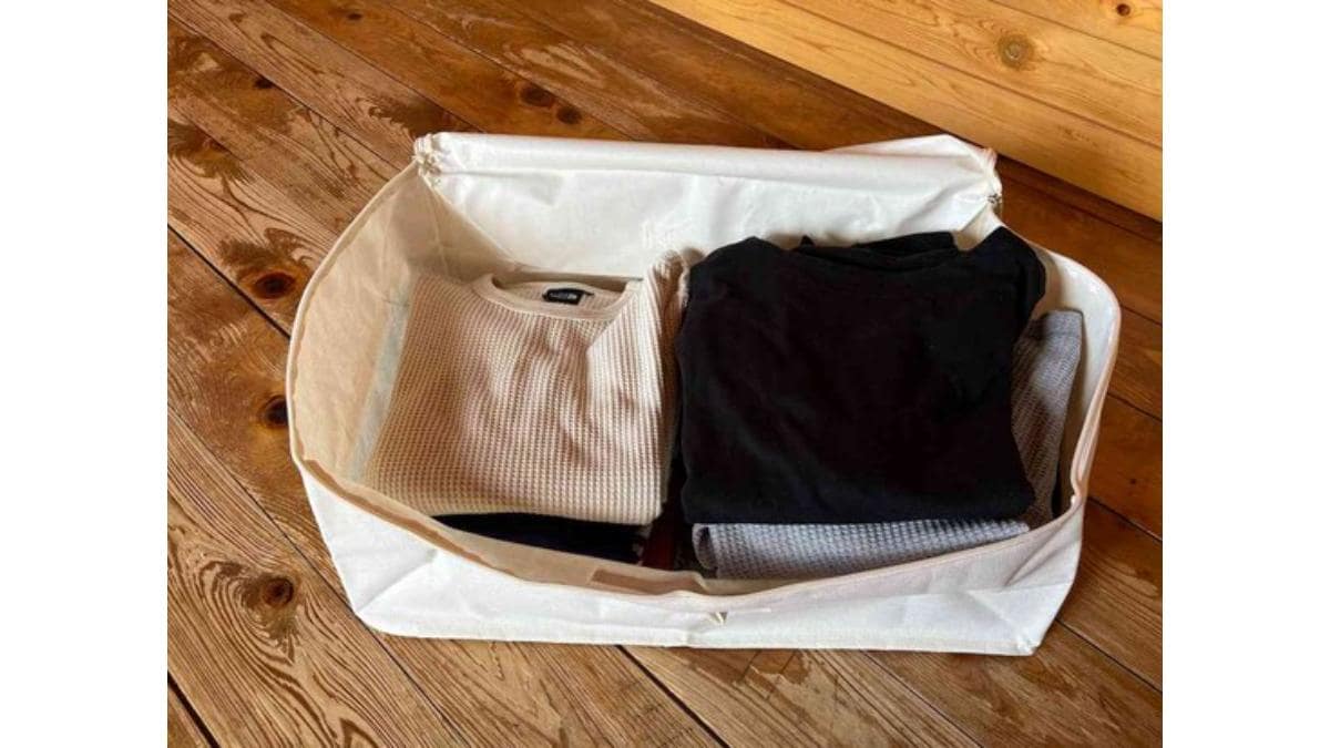 ダイソーの「フタ付収納BOX（衣装）」に洋服10着を収納