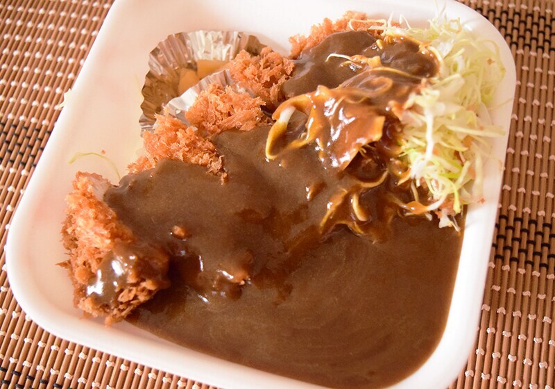 衣がサクサク！【かつや】「カツカレー」の辛さはどのくらい？テイクアウトで実食してみた感想は