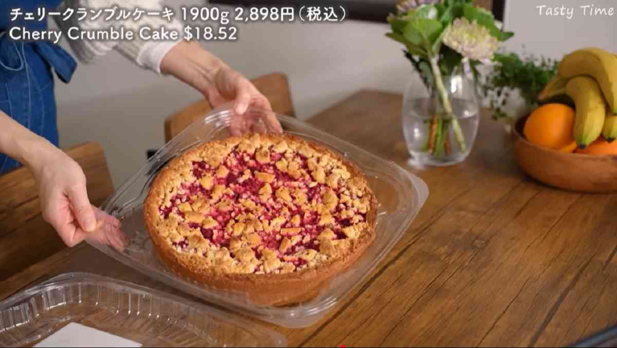 コストコの「チェリークランブルケーキ」を見せる女性