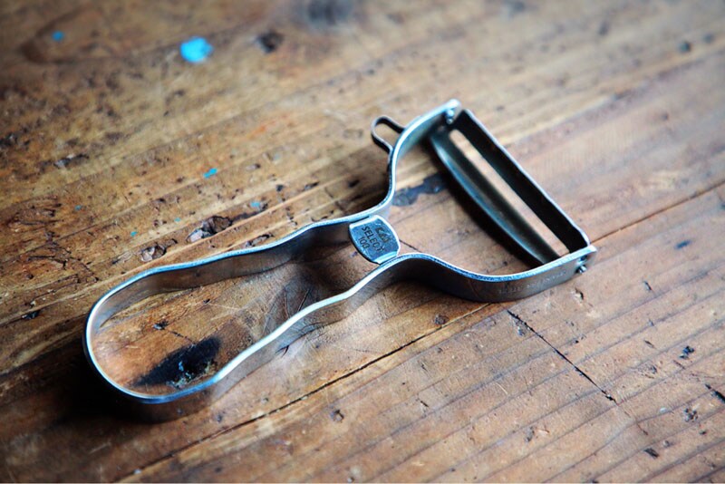 切れ味抜群なのに怪我しない！貝印のT型ピーラーの秘密とは