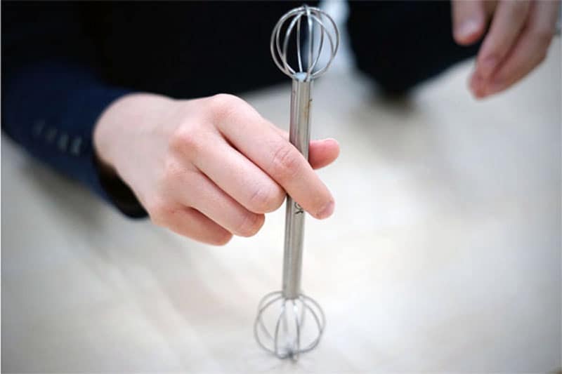 まわすだけで計量完了！ 苦手なみそ汁作りを手助けする「計量みそマドラー」