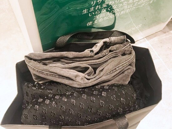 この日はデニム、ブラウス、ニット、カットソー、パンツなど、着なくなった服5着を紙袋に入れて店頭へ
