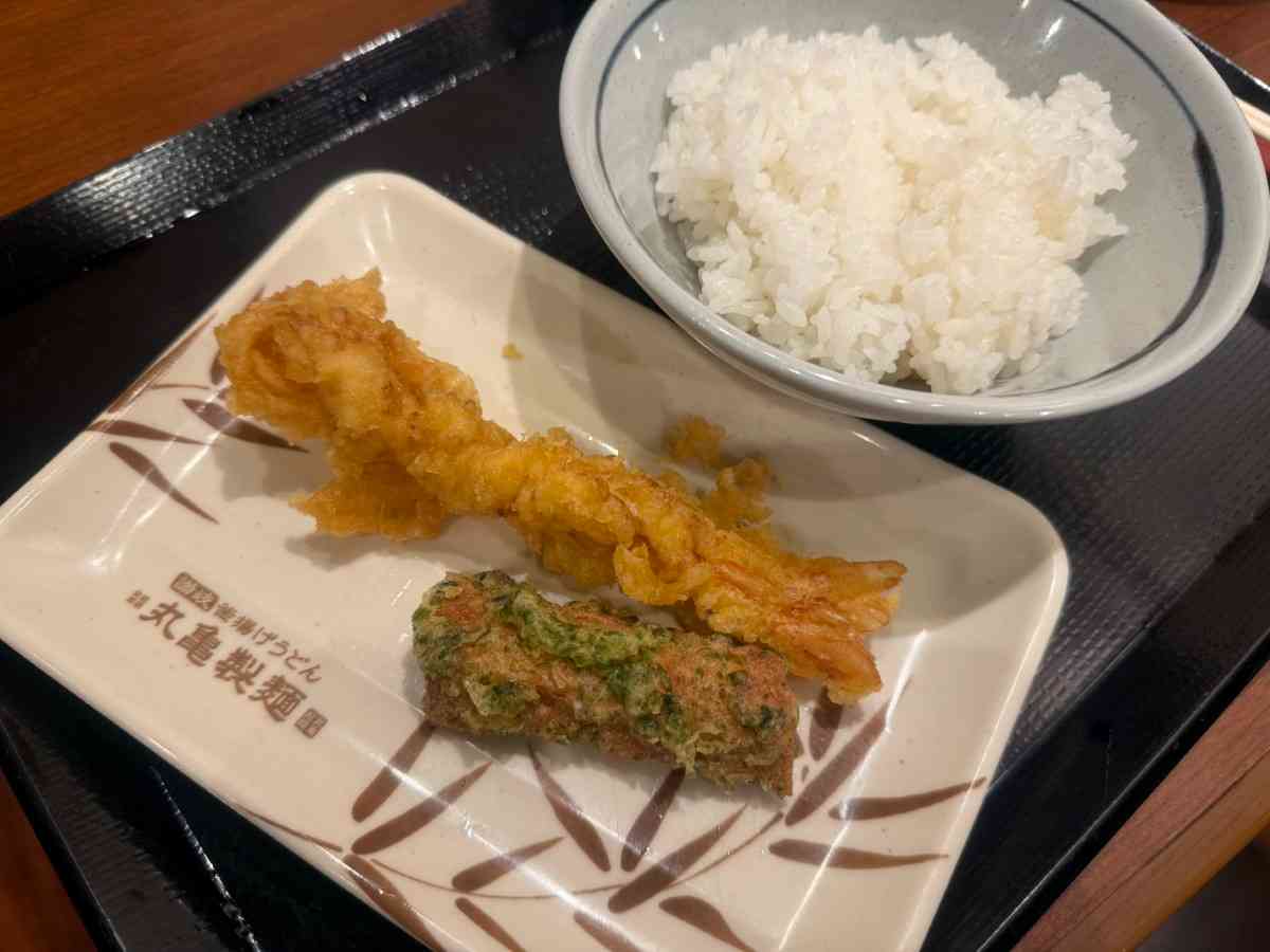 丸亀製麺の白ご飯と天ぷら