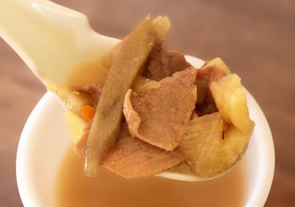 豚肉や人参、ごぼう、玉ねぎなどの具材がたっぷり入っているのが分かります。