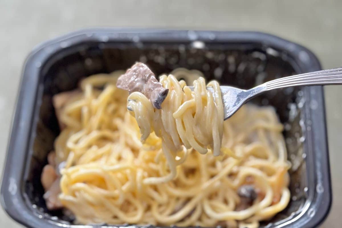 セブンの「金の3種きのこクリーム生パスタ」