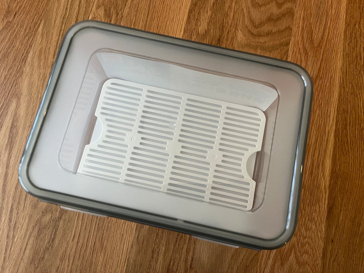 ダイソーの「密封容器（水切り付）」