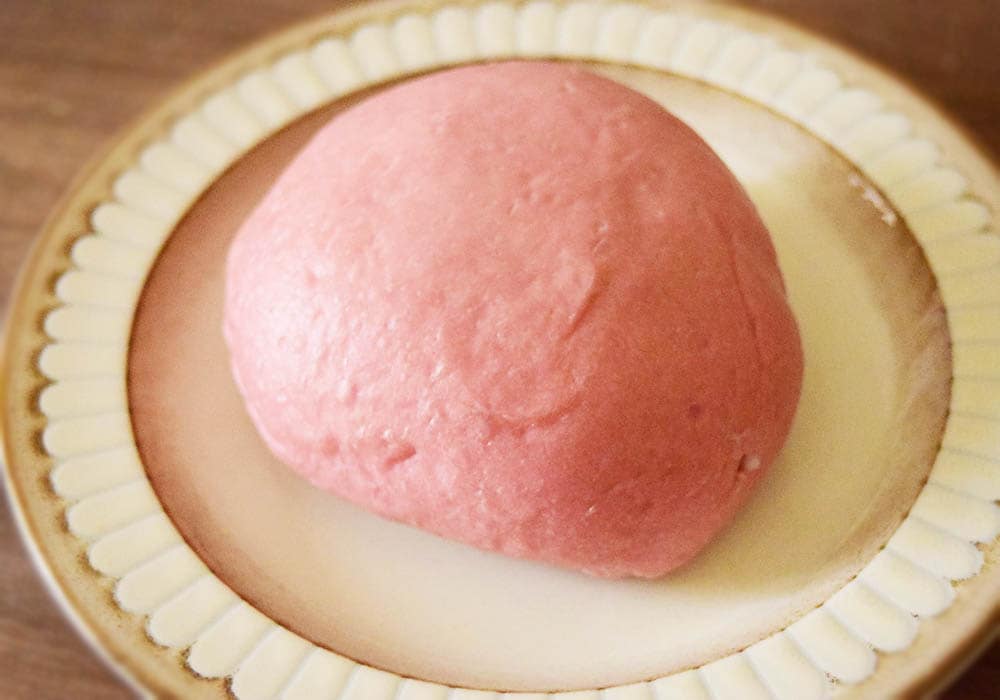 パン生地はふんわり、もっちりとした食感で、ドーム型に大きく膨らんでいます