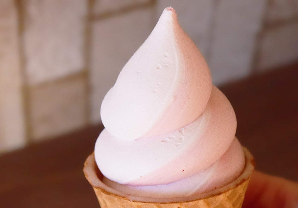 口当たりはふわっと軽やかで、甘酸っぱいいちごの味わいにクリーミーさがほどよく加わっています。