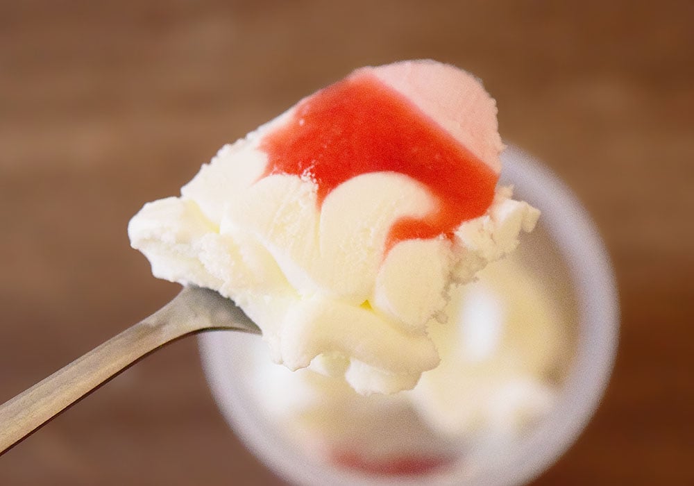 いちごの華やかな風味が口いっぱいに広がり、コクのあるミルクアイスとの相性も抜群。