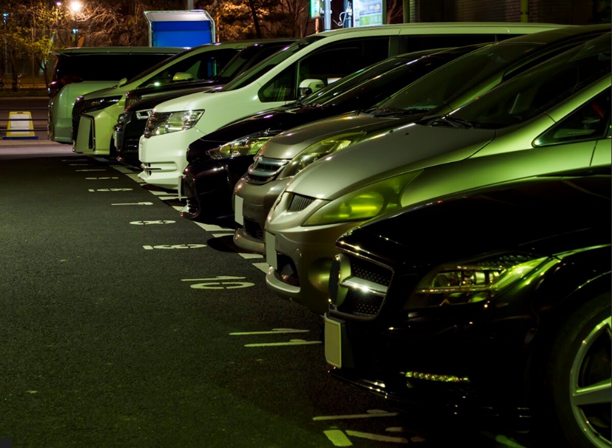 金曜日の夜、自宅の契約駐車場に見知らぬ車が…20代女性が恐怖を感じた体験談