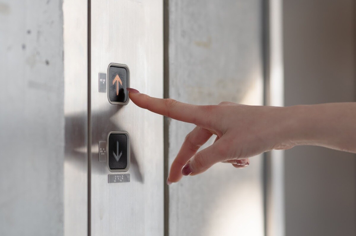 ただ通勤していただけなのに…エレベーターで男に怒鳴られた理不尽すぎる理由