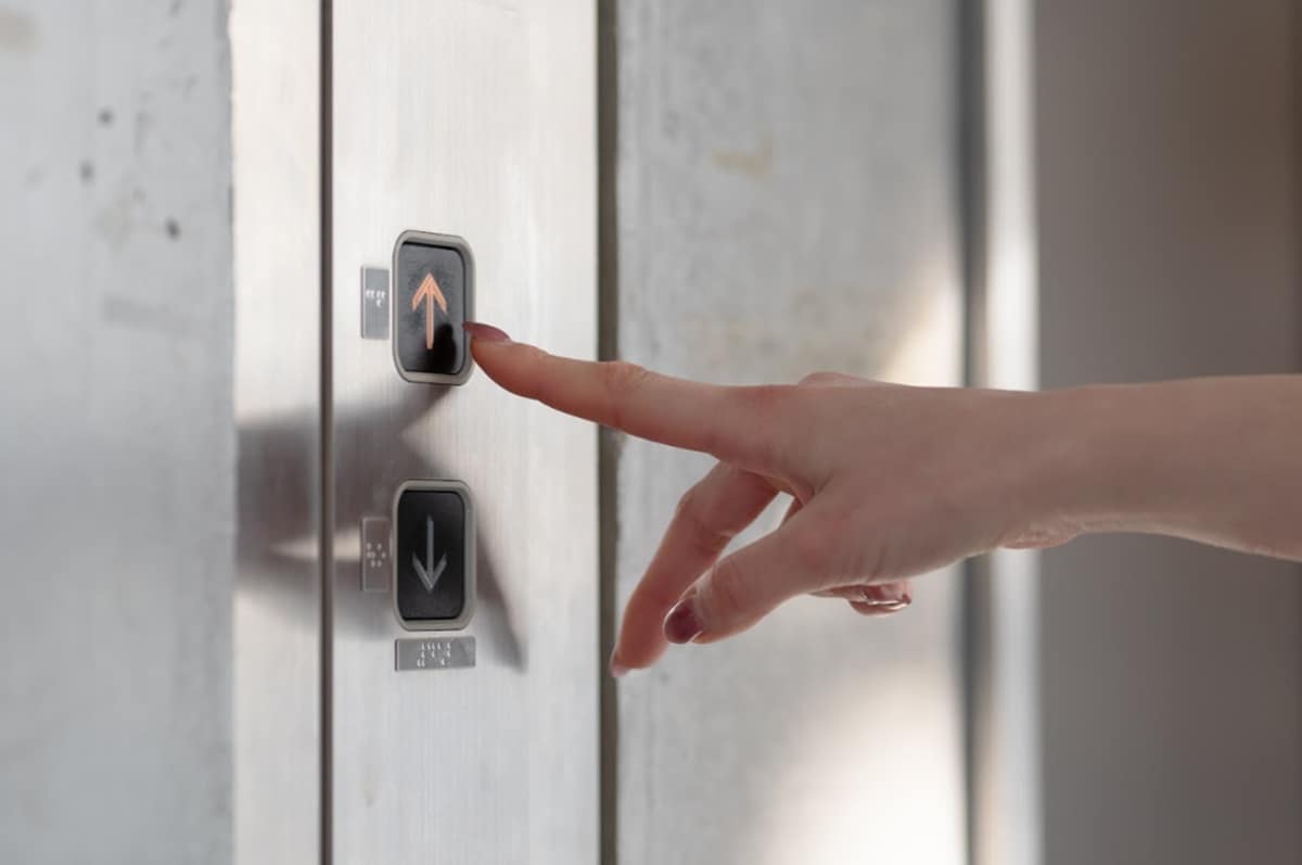 ただ通勤していただけなのに…エレベーターで男に怒鳴られた理不尽すぎる理由