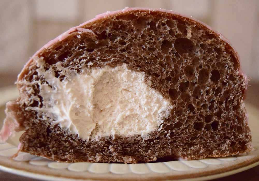 。ほんのりビターなココア風味のパン生地とも相性が良く、全体のバランスが取れた味わいが楽しめます。