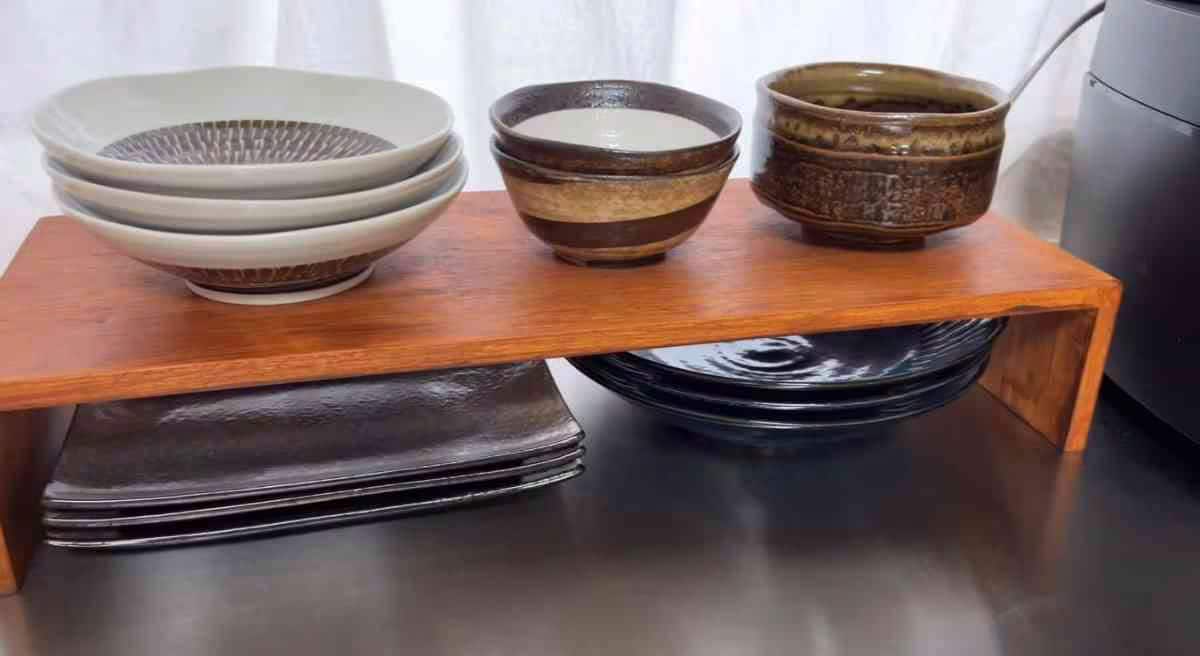 【100均活用術】ダイソー・セリアの「コの字ラック」はどう選ぶ？素材別の特徴や選び方のポイントを解説