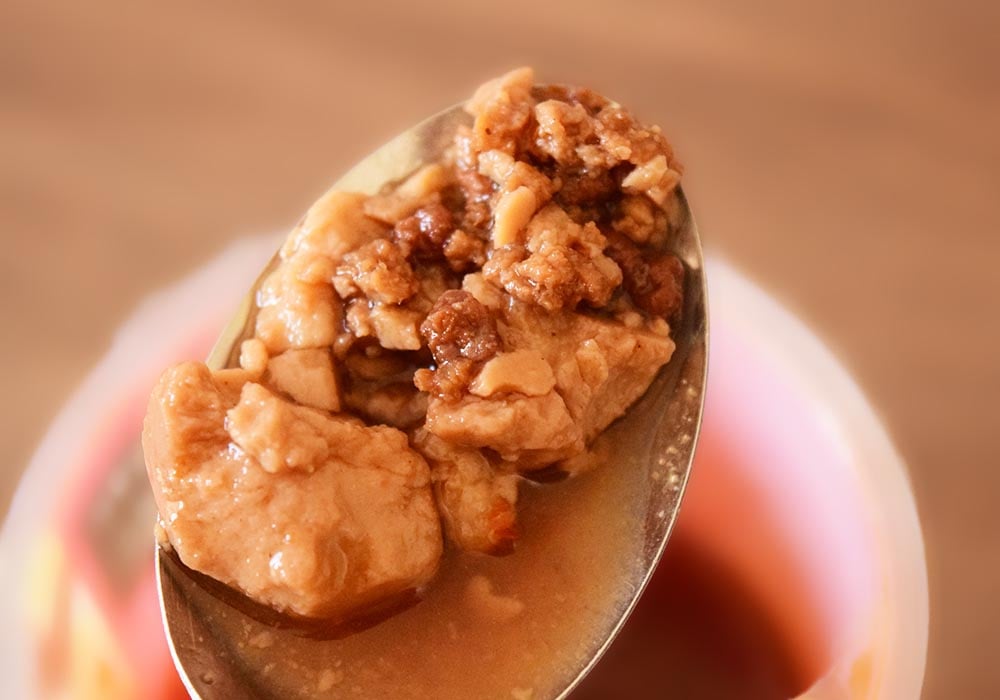 口に入れた瞬間に酸味が広がり、続いて豆板醤や唐辛子を思わせるしっかりとした辛さが追いかけてきます。