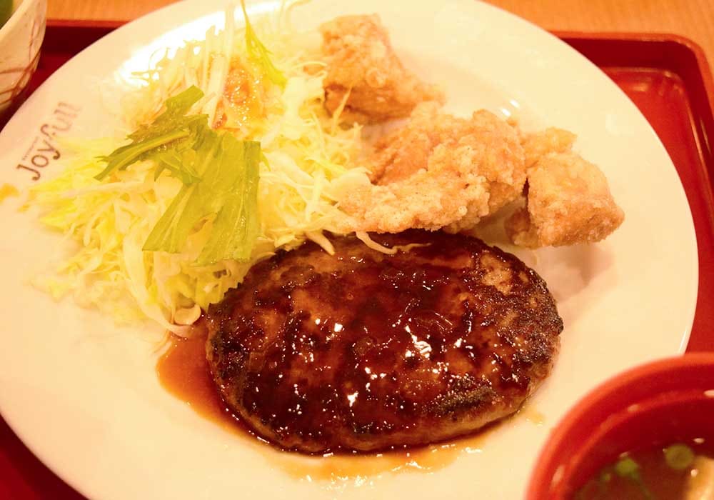 水曜日のメインプレートは、ハンバーグ&唐揚げ。