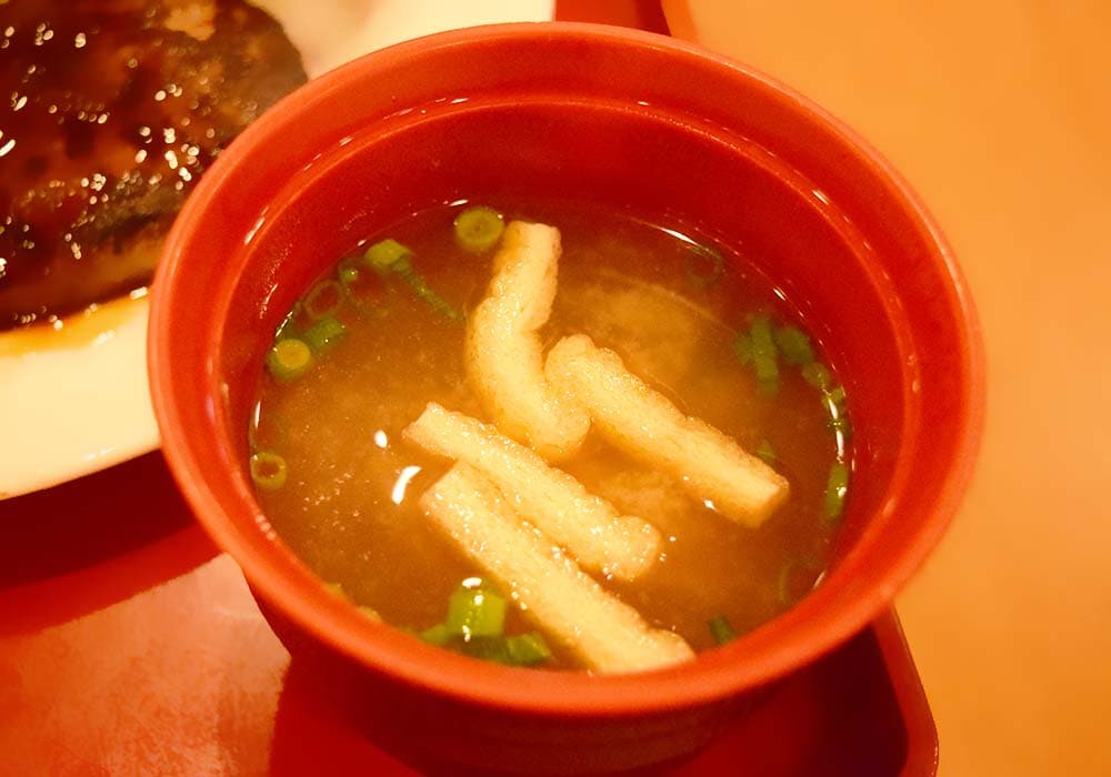 味噌汁はだしがしっかりときいた、やさしい味わい。
