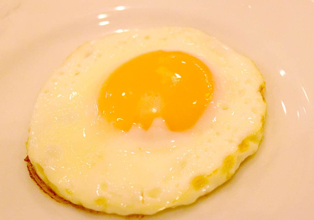 目玉焼きは白身がしっかり焼かれ、黄身はとろっとした半熟状態