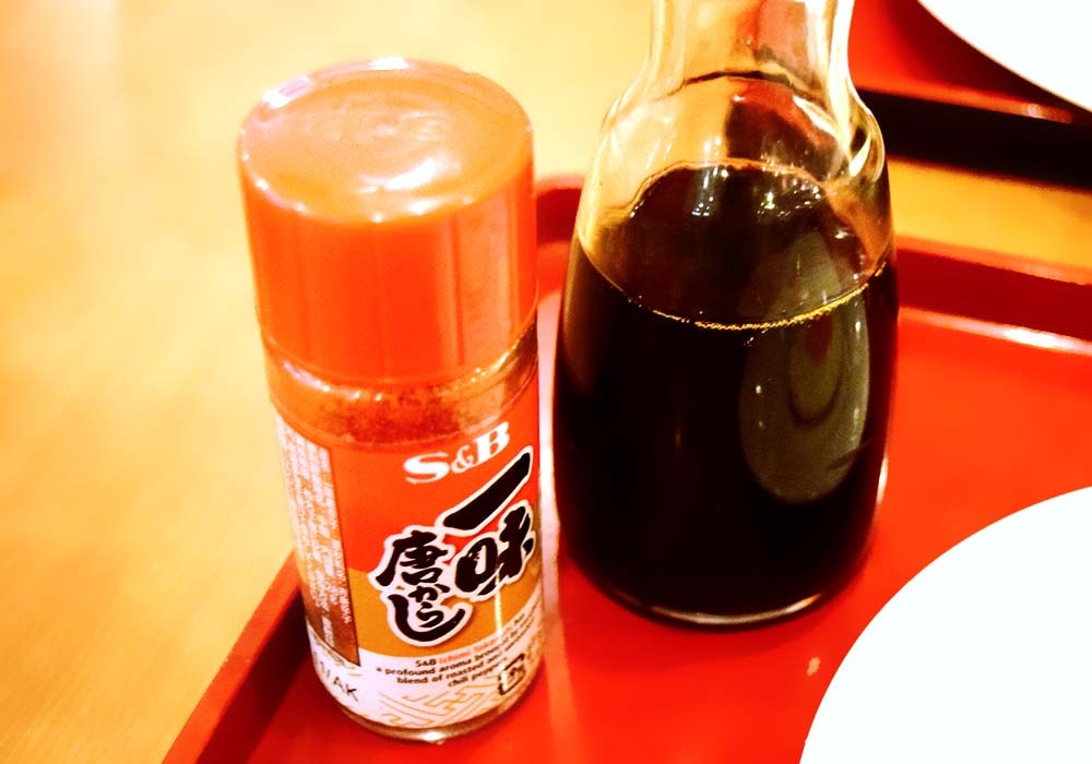 醤油や一味唐辛子も付いてきます