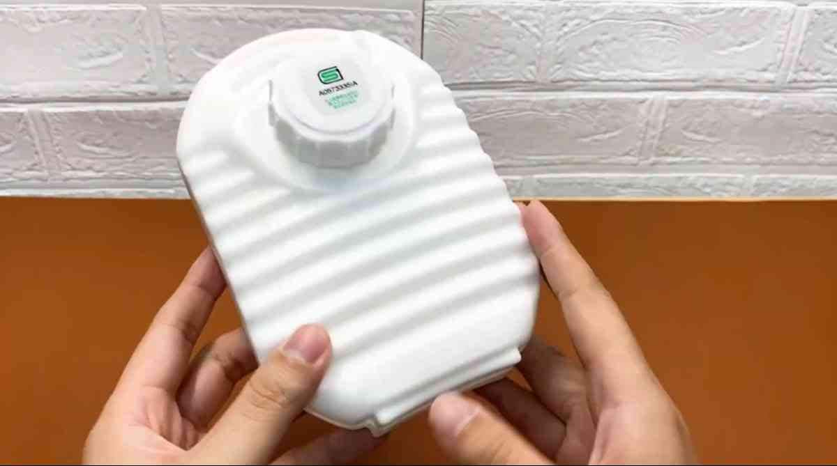 ダイソーの「小型湯たんぽ」