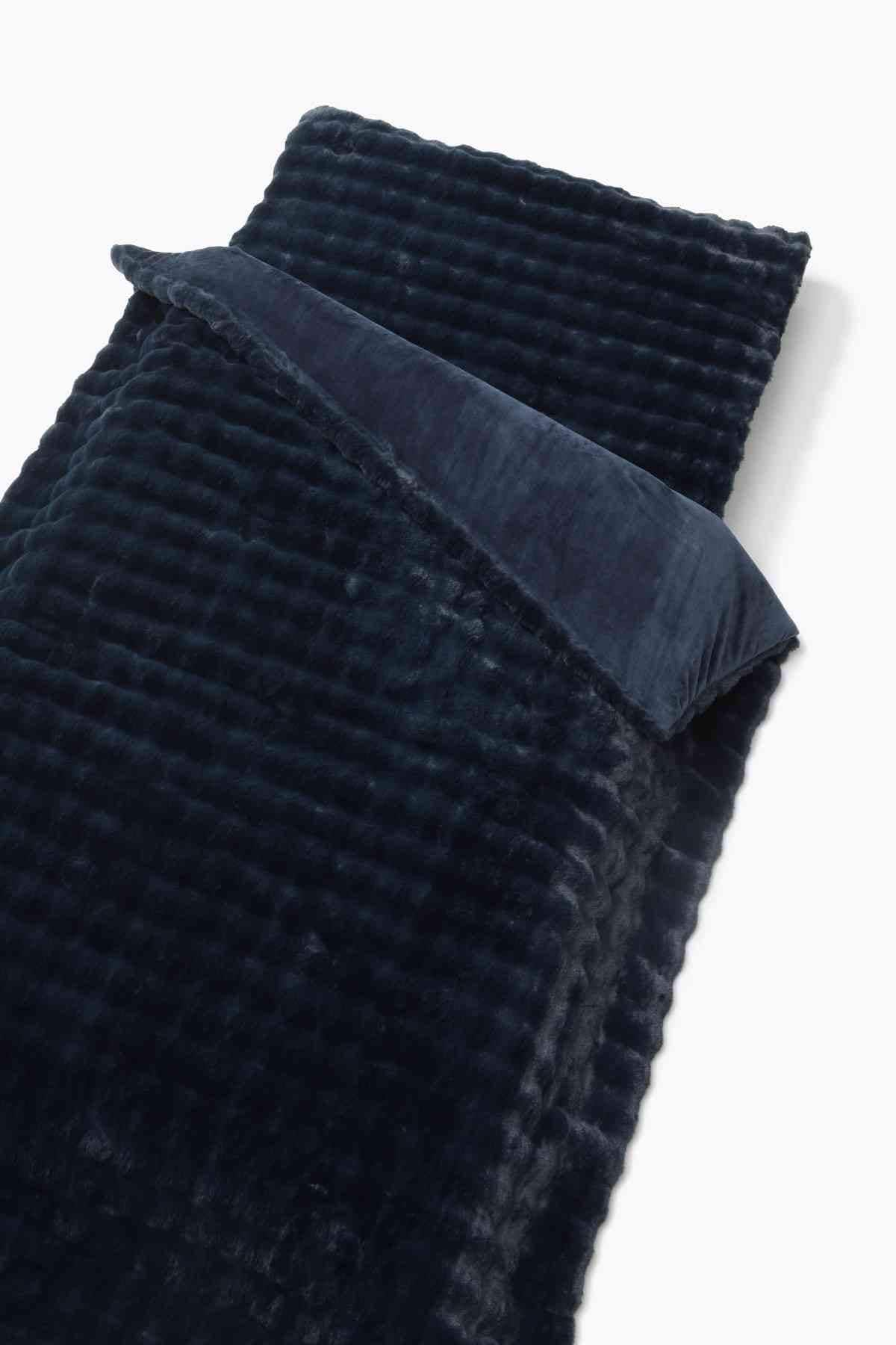 BAKUNEシリーズ秋冬の新作、ロングカーディガンなど全12種類が登場 TENTIALから2025秋冬アイテム 画像引用：PRTIMES(https://prtimes.jp/main/html/rd/p/000000320.000032370.html)  健康に前向きな社会の実現を目指すコンディショニングブランド「TENTIAL（テンシャル）」は、累計販売100万セットを突破したリカバリーウェア「BAKUNE」シリーズの秋冬新作を発売しました。新商品には、羽織るだけで温度調整できる「BAKUNE ロングカーディガン」をはじめ、耐久性を強化したスウェットや極上の肌触りを備えた「プレミアム掛け布団ウォーム」などがラインナップしています。    また、寒い季節でも快適な「RecoverySandal」の新モデルや、ビジネスシーン向けに進化した「MIGARU」シリーズの高機能ウェアも登場。秋冬の快適な生活をサポートしてくれる合計45種類のアイテムに注目です。    出典元：PR TIMES（https://prtimes.jp/main/html/rd/p/000000320.000032370.html）     【リカバリーウェア比較】ワークマン、TENTIAL、nishikawaおすすめ着用レビュー！選び方のコツと機能を徹底解説  川崎 さちえ	川崎 さちえ	この記事を読む BAKUNE ロングカーディガン BAKUNE ロングカーディガン 画像引用：PRTIMES(https://prtimes.jp/main/html/rd/p/000000320.000032370.html)  特殊機能繊維「SELFLAME(R)」で血行を促進。極小セラミックス粉末を練り込んだ繊維で洗濯耐久性も高く、滑らかで程よい肉厚感のニット生地が身体を優しく包み込みます。    カラー：ブラウン・オフホワイト サイズ：S、M、L 素材：ナイロン65%、レーヨン25%、ポリエステル10%など 価格：19,910円（税込）   DATA TENTIAL ┃BAKUNE ロングカーディガン   BAKUNE プレミアム掛け布団ウォーム