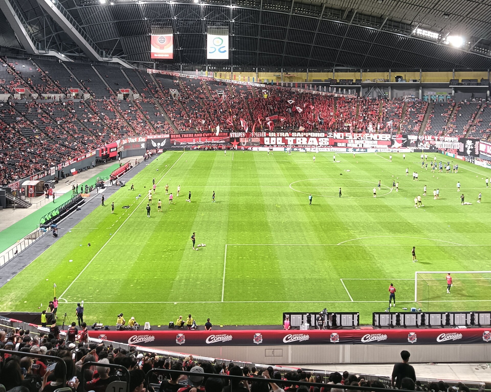 【Jリーグ・北海道コンサドーレ札幌】推しの選手の応援グッズを5万円分まとめ買い！チームの勝利が人生の喜びに（40代女性）