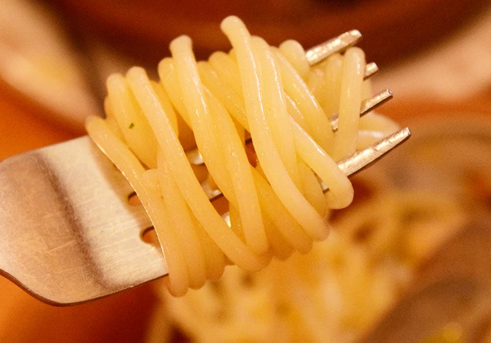 スープの量はひかえめながらも、パスタにはしっかりと絡み合います。