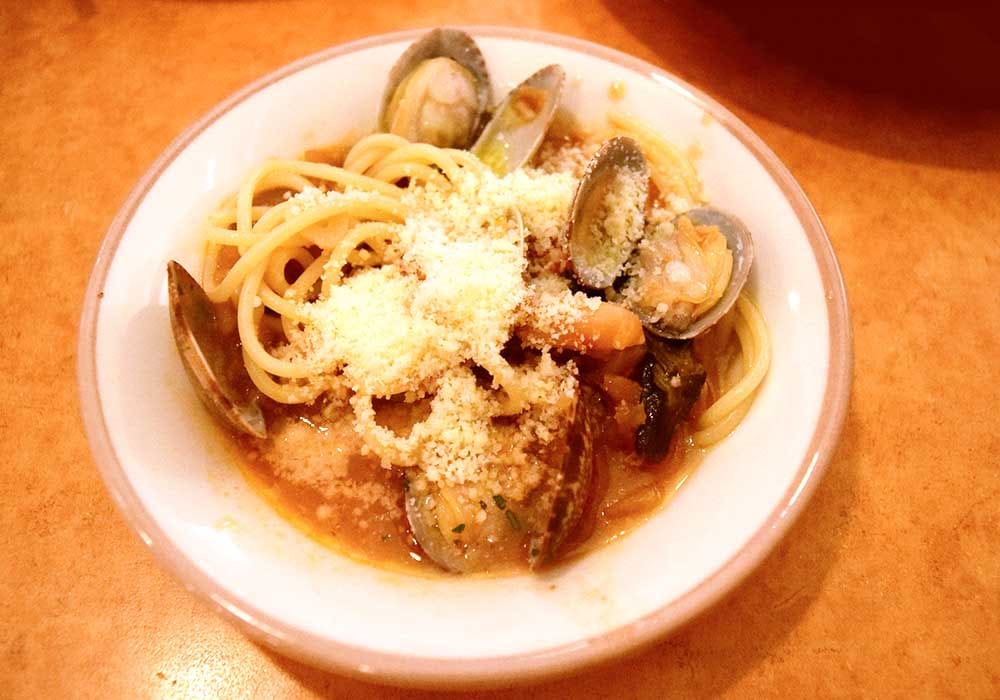 、別途「トッピング粉チーズ」100円（税込）を注文し、たっぷりとかけてみました。