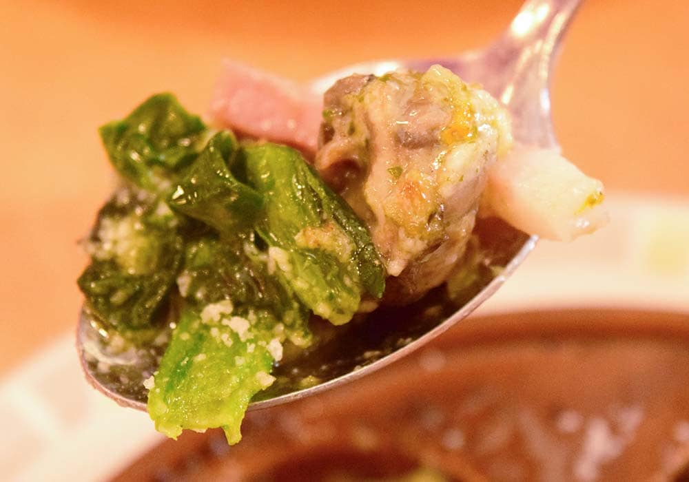 「エスカルゴのオーブン焼き」に「ほうれん草のソテー」と「トッピング粉チーズ」を組み合わせるだけ。