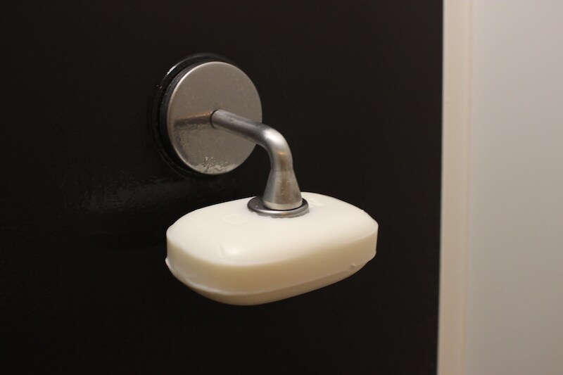 ダルトンのぶら下げる「マグネティック ソープホルダー」で石鹸ぬめり対策が簡単！