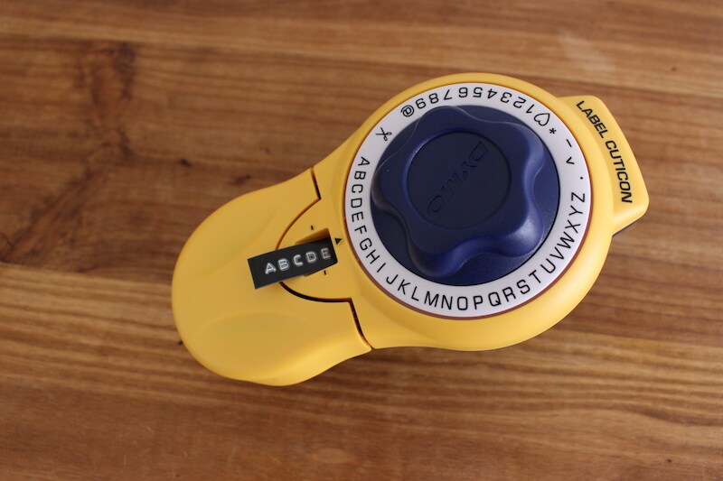 貼るだけで愛着が湧く！ダイモのテープライター