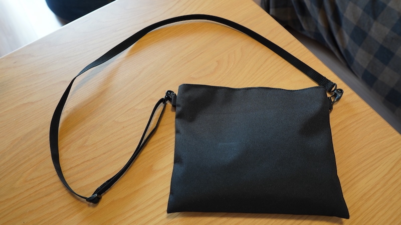 無印良品の撥水サコッシュはKindleが入る収納力＆コーデを邪魔しないシンプルさ