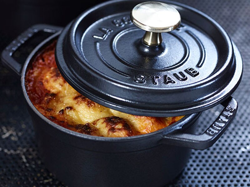 食材の旨味を引き出すストウブの「ココット」！その秘密はフタの裏にあった！