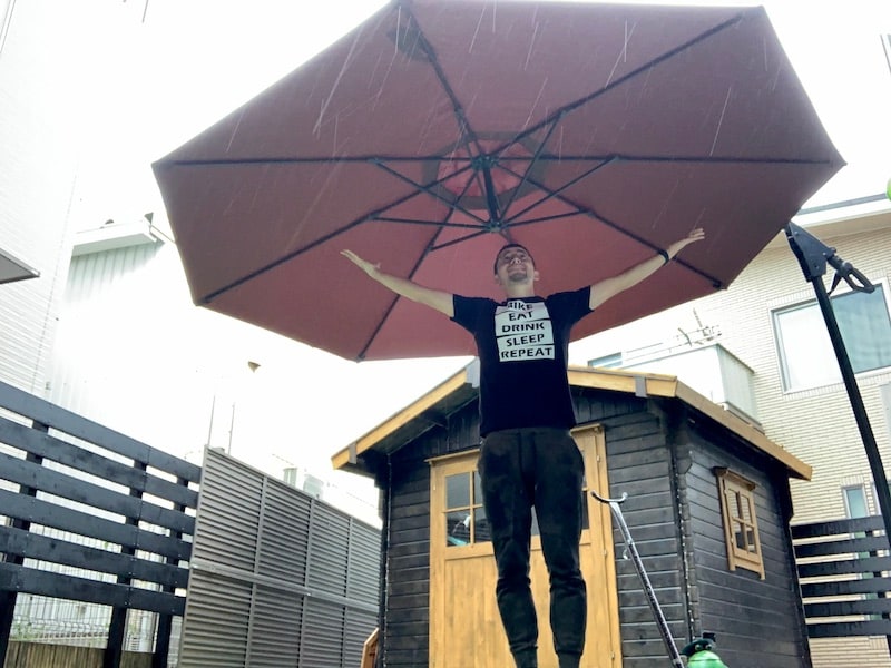 アームが脇から出て、日陰面積をフル活用できるLOWYAの「ガーデンパラソル」