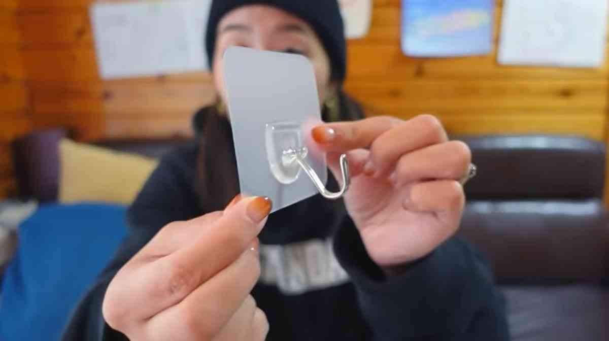 セリアの貼って剥がせるフィルムフック