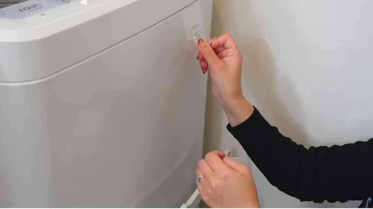 セリアの貼って剥がせるフィルムフック