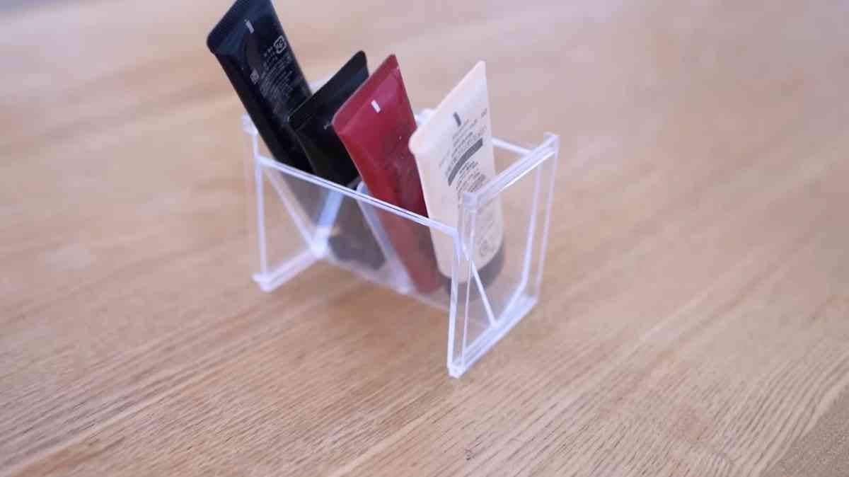 セリアの「洗面鏡ナナメスタンド」