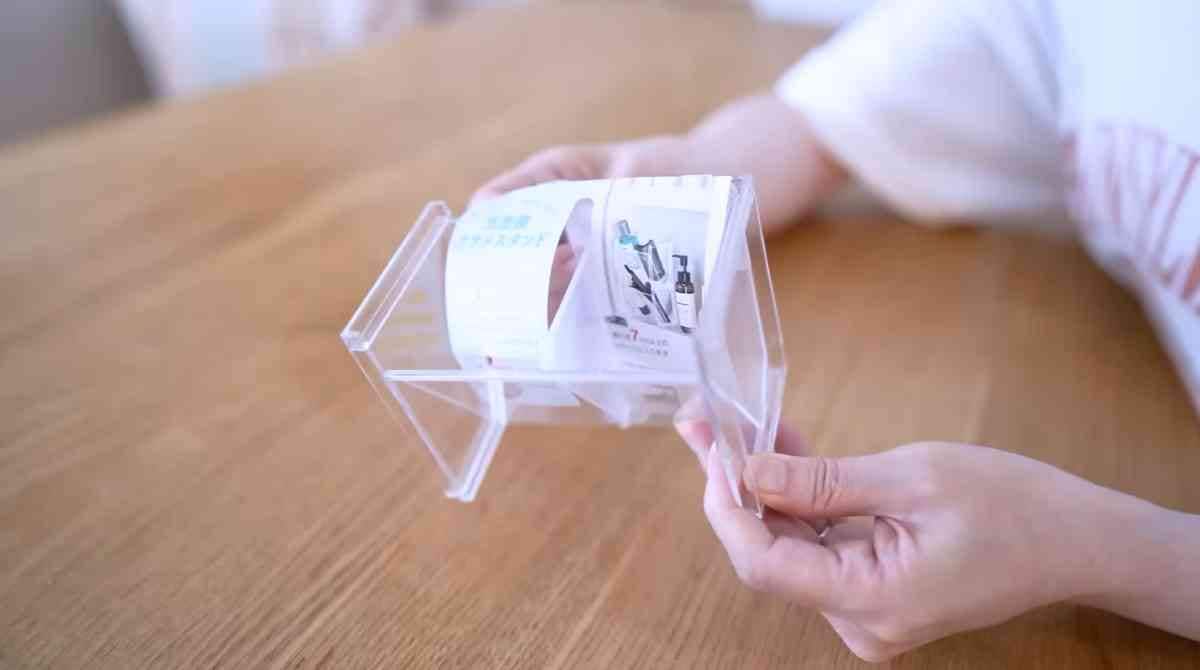 セリアの「洗面鏡ナナメスタンド」