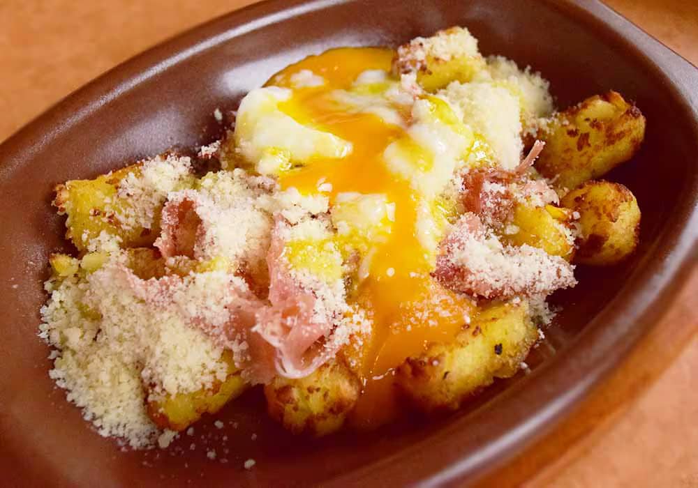 【サイゼ裏技】SNSで大バズり！「ポテトのグリル」にちょい足しでバルの味を再現