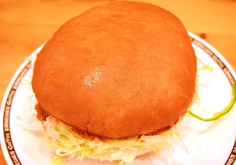 バーガーの大きさは、コメダ珈琲で販売されている他のバーガーと同様。