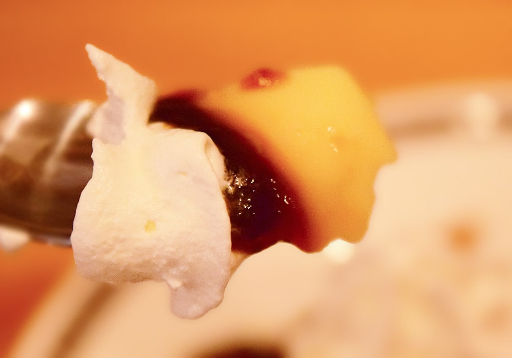 プリンは、思ったよりもかための食感で、近年流行しているとろけるタイプではありません。