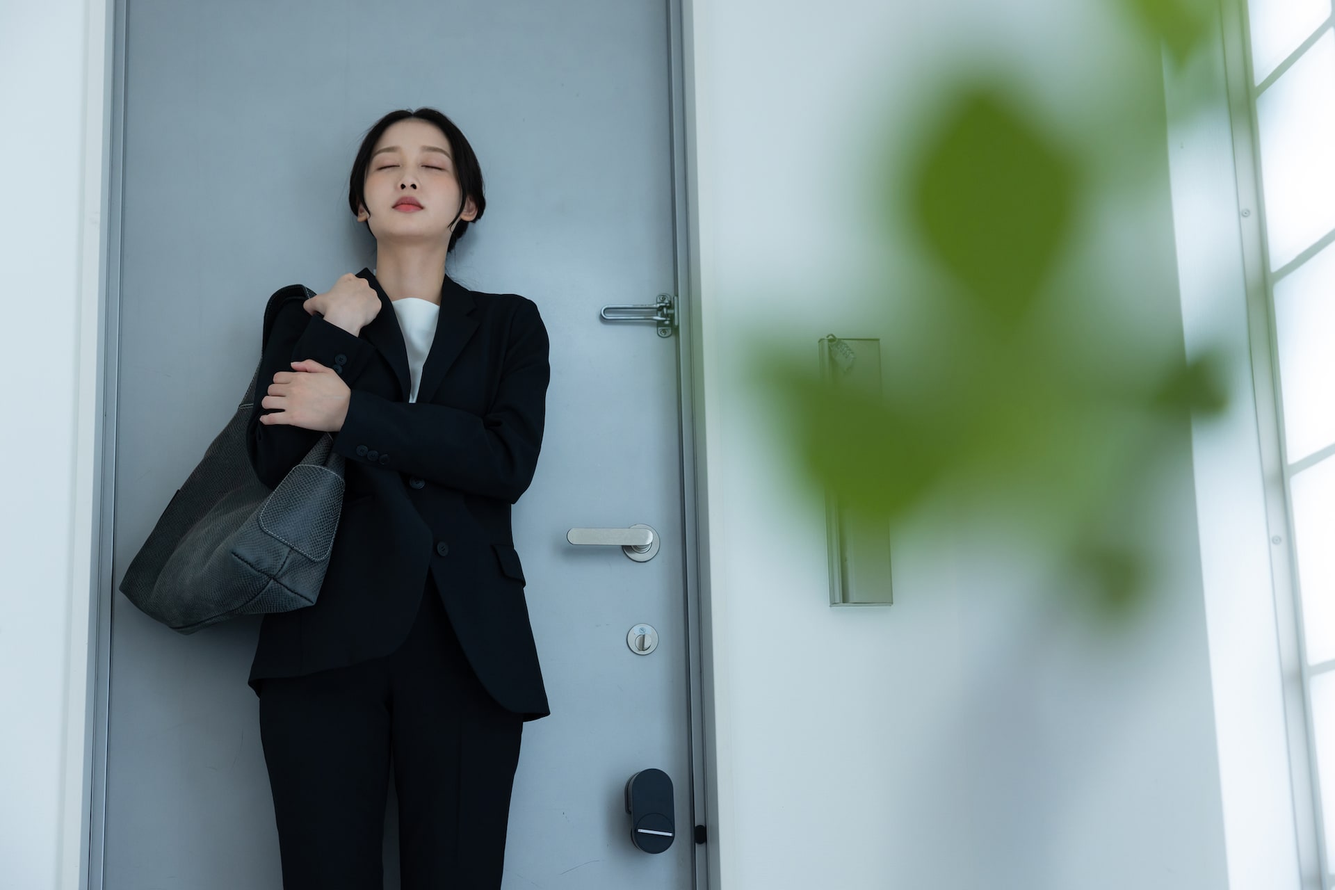 「気持ち悪くて触りたくなかったけど…」30代女性の自宅前に放置され続けた“モノ”