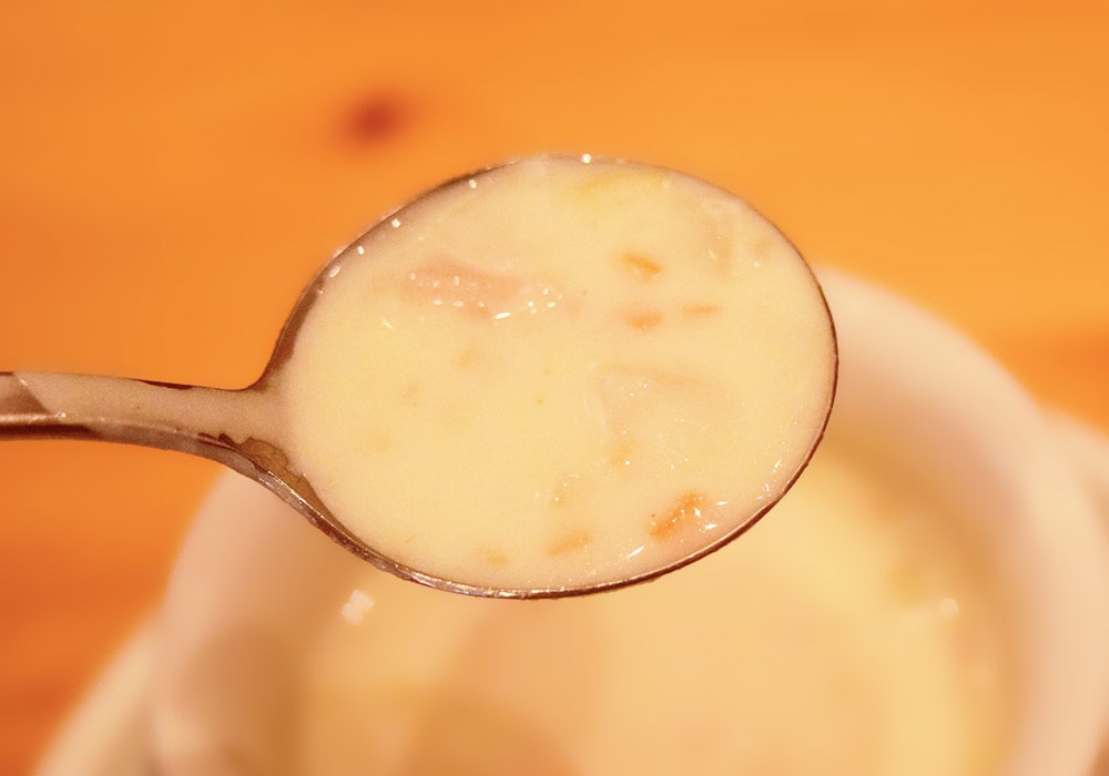 スープはまろやかでクリーミー。