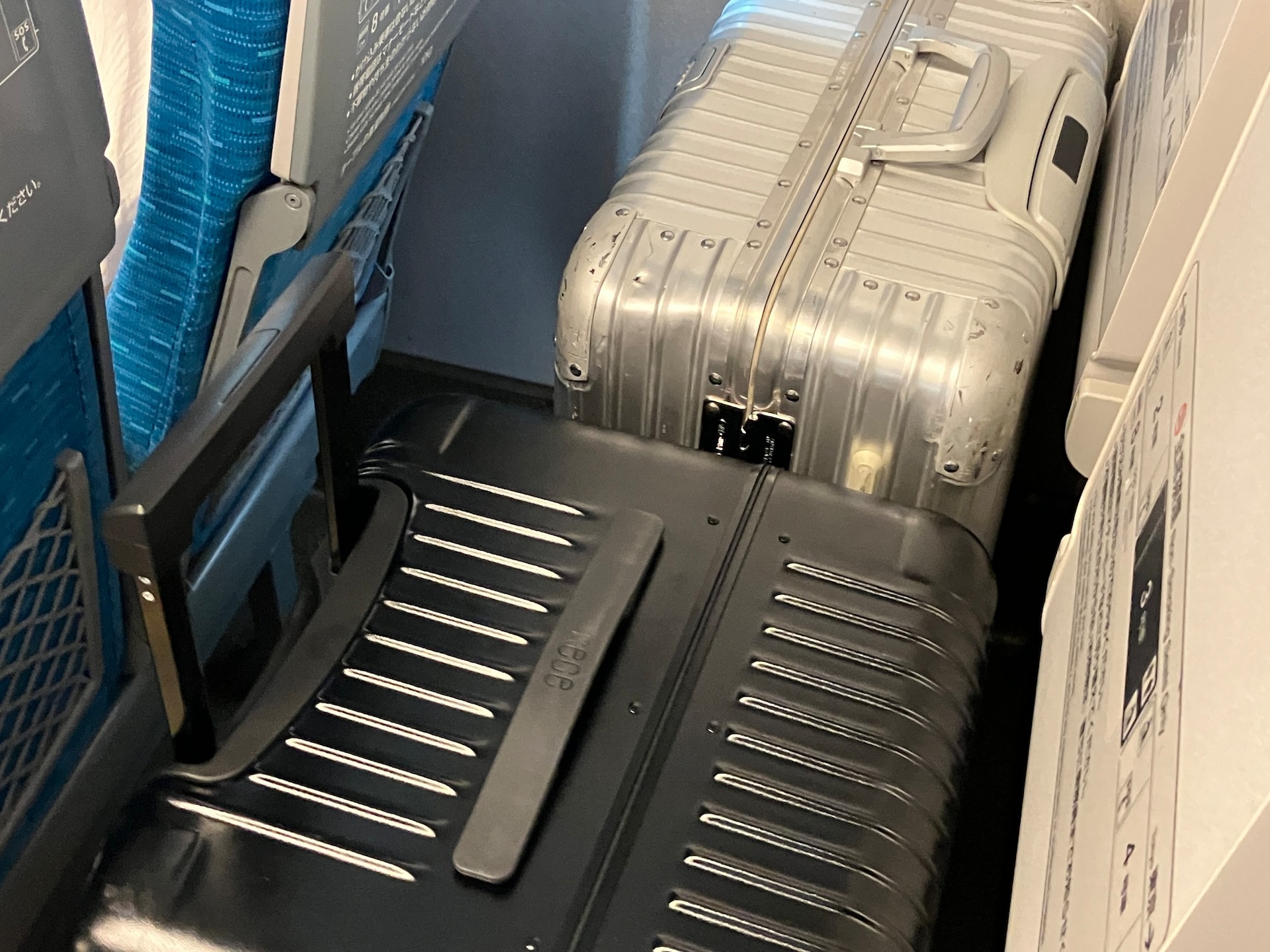 新幹線の最後列座席を予約したけど…他人の荷物が置いてあって席を倒せない！対処法は？