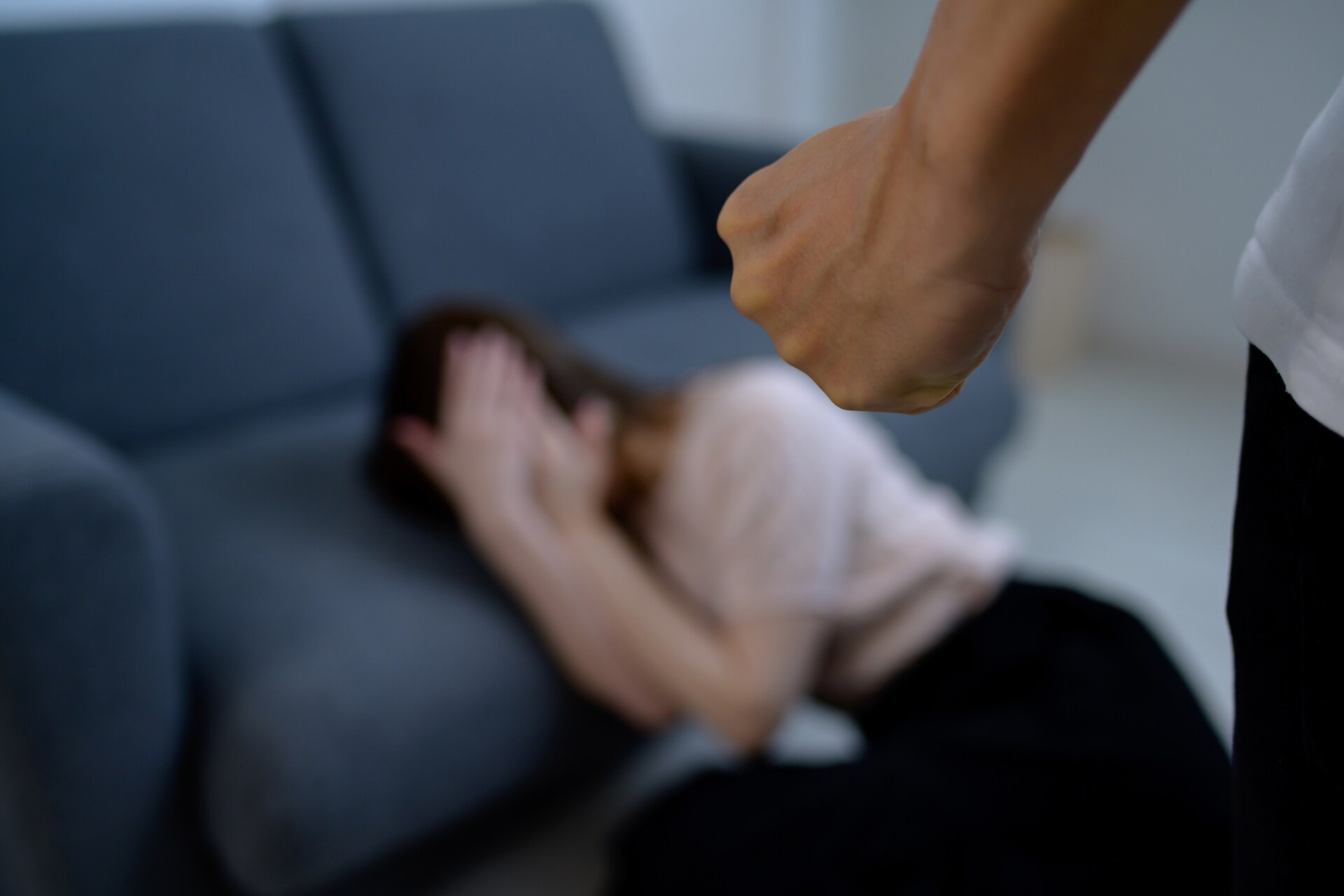 物を床に叩きつけ、「お前は使えない」とモラハラ。30代女性が語る“夫と別居するまで”