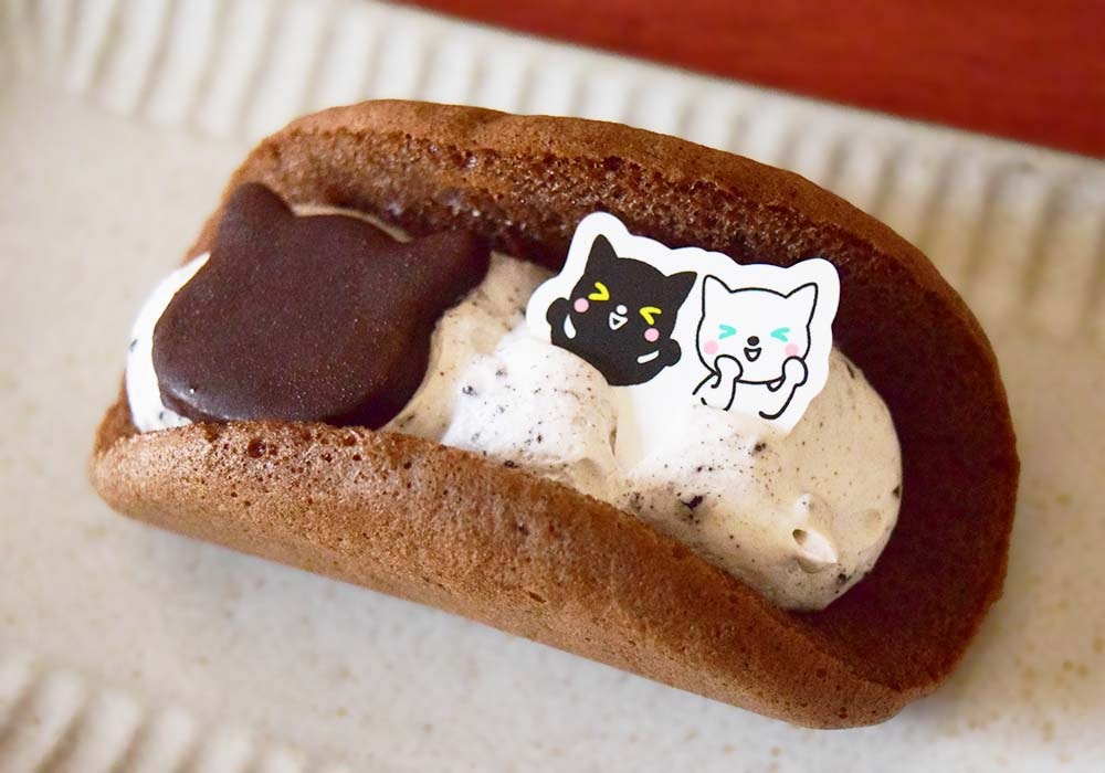 トッピングには、ヤマトグループ公式キャラクター「クロネコ・シロネコ」の紙ピック1枚と、クロネコをイメージしたネコ型ビスケットをオン。
