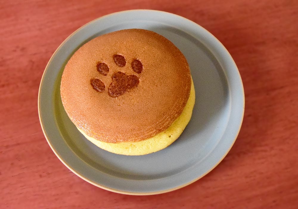 どら焼きの中央には、なんと猫の肉球の焼き印がくっきり