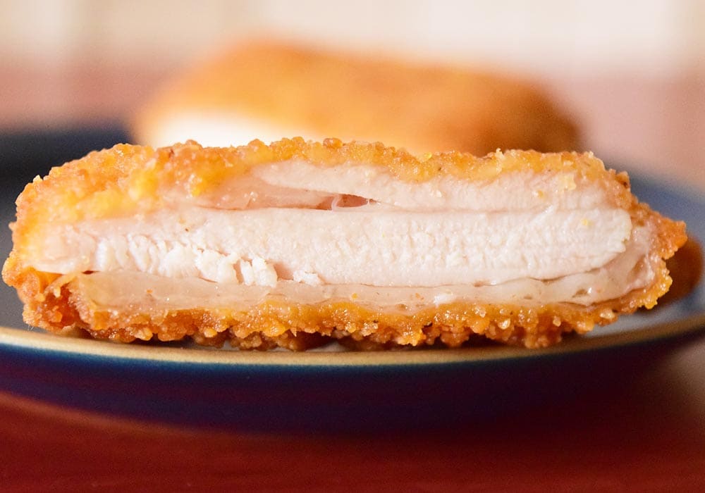 衣はやや薄めながらも、ザクザクとした軽快な食感が楽しめます。